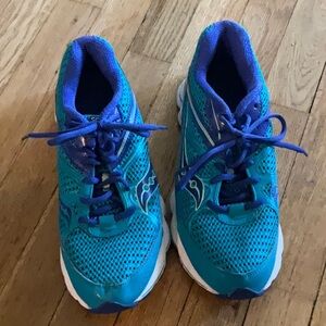 Saucony hybrid 4 sneakers. Size 9.5